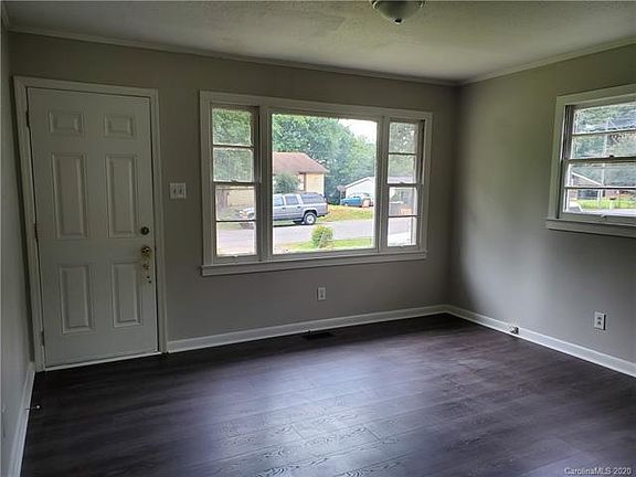 2nd image of 1722 Lakeview Dr