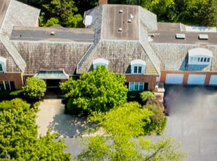 2 Steeple Chase Ln, Northfield, IL 60093