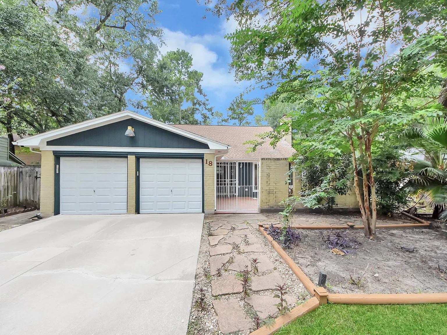 4 bed, 3.0 bath, 2202 sqft, $2,600 — Photo 2