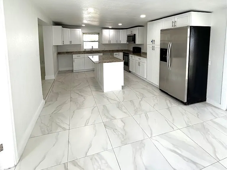 121 E 3rd St — Photo 5