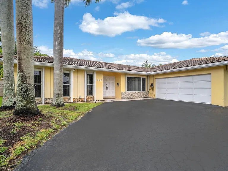 3441 N Hills Dr — Photo 3
