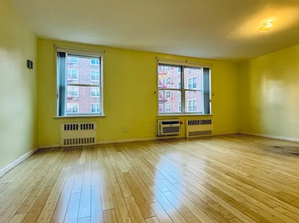 142-05 Roosevelt Avenue image 5 of 13