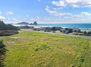 360 Shoreline Dr, Smith River, CA