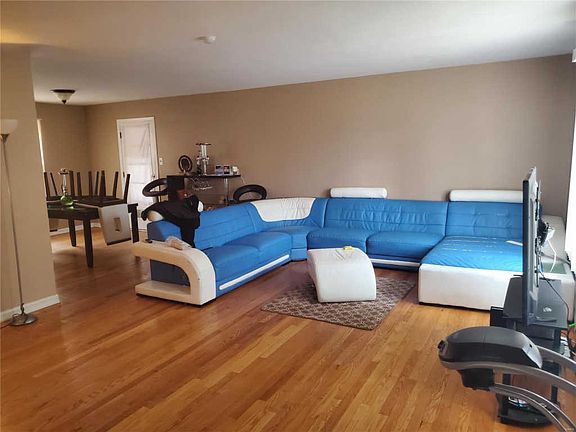 3rd image of 28 Rolling Hills Dr