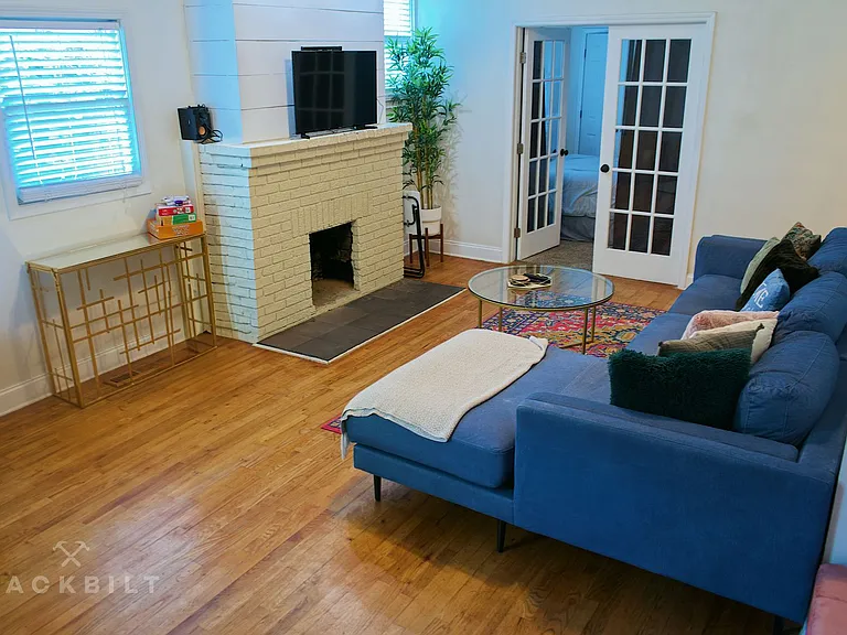 1378 Oak St SW — Photo 4