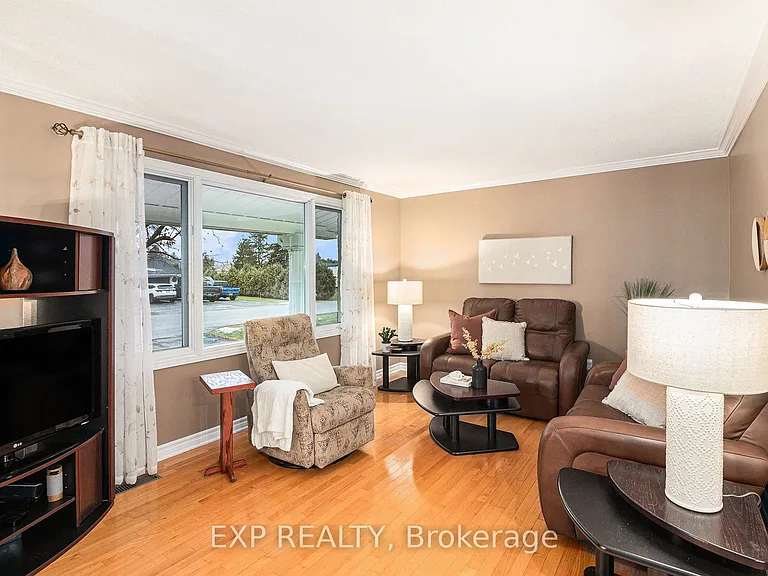 2 Castlebeau St — Photo 4