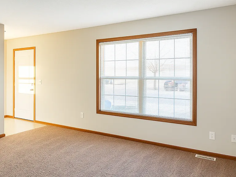 129 Crossing Dr — Photo 2