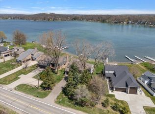 7322 Maceday Lake Rd, Waterford, MI 48329