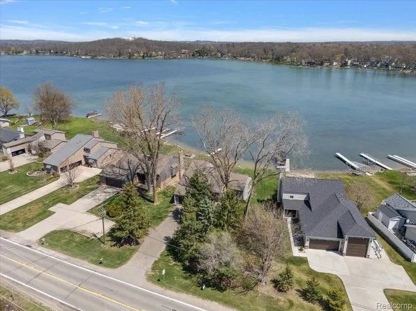 7322 Maceday Lake Rd, Waterford, MI 48329