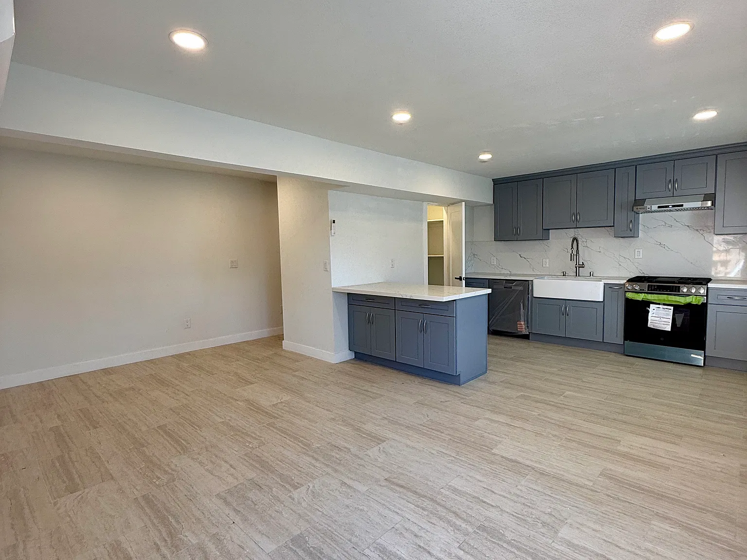 3 bed, 1000 sqft, $3,300 — Photo 2