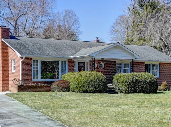 1621 Camelot Dr, Hendersonville, NC 28739