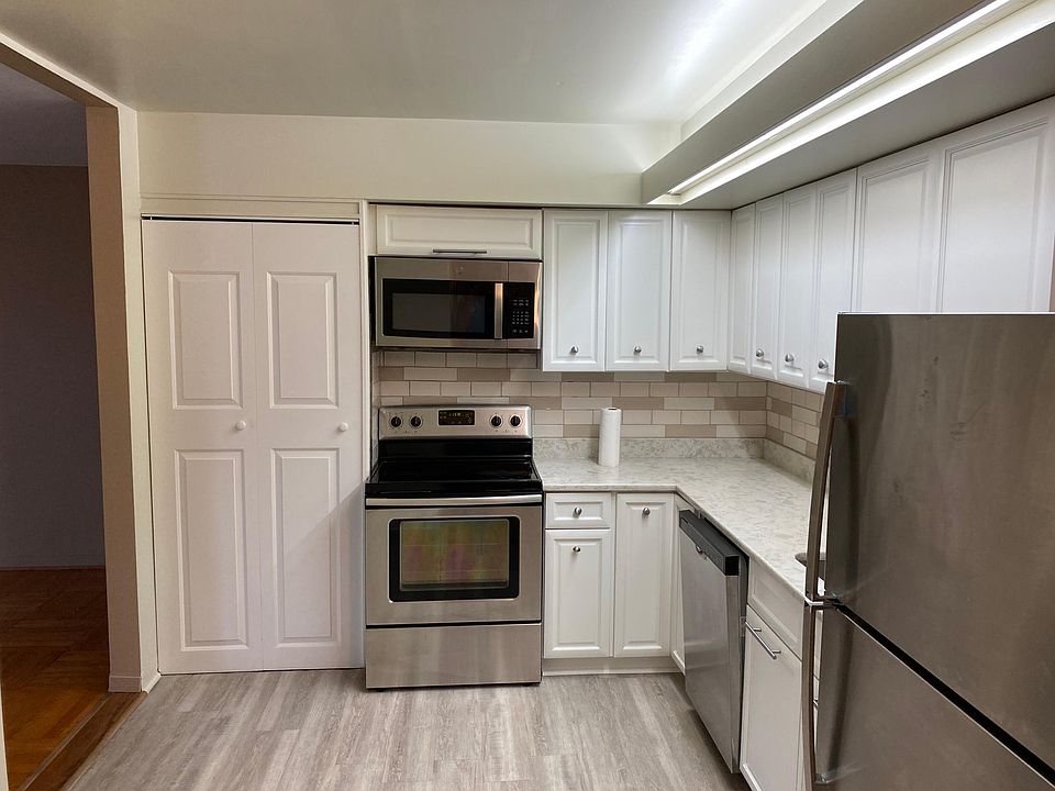 1st image of 10 Stonehenge Cir APT 11