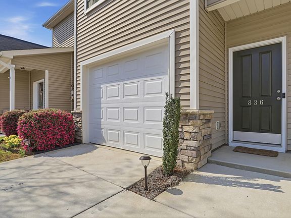 2nd image of 836 Stonebriar St