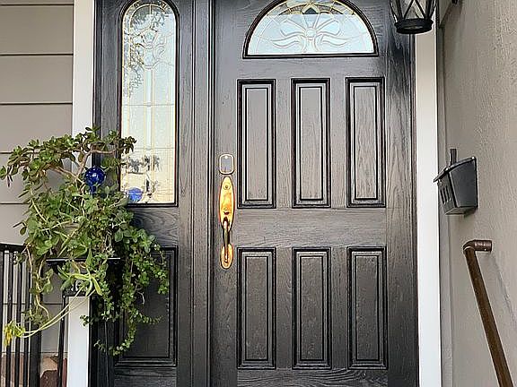 3rd image of 8 E Lake Ct
