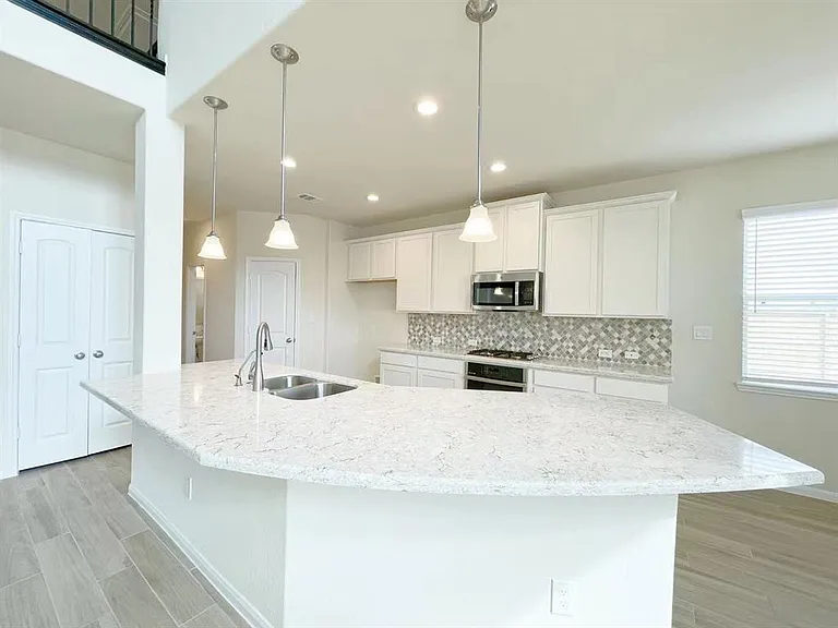 4403 Silvergrass Ln — Photo 9