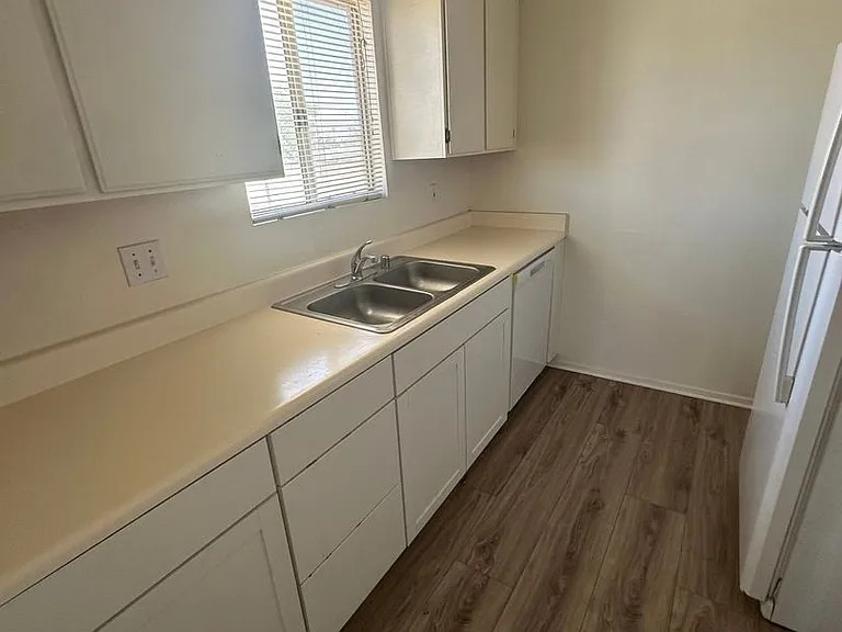 470 Westminster Pl — Photo 7