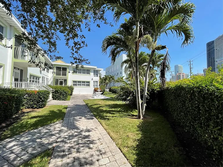 18126 Atlantic Blvd #6 — Photo 3