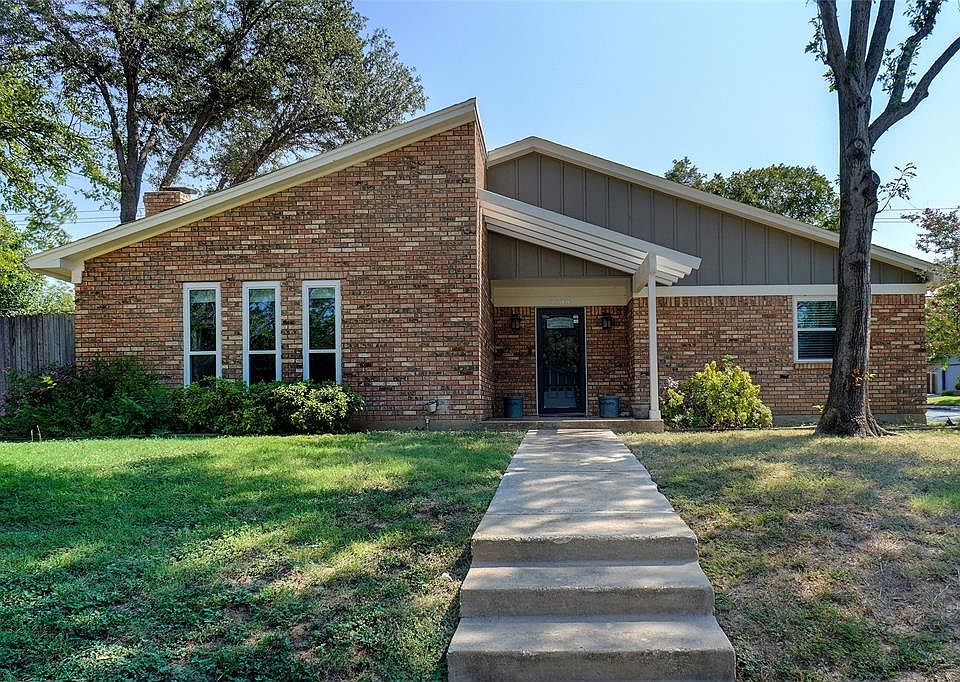 ATTACTIVE HOME WELCOMES YOU TO COME INSIDE.