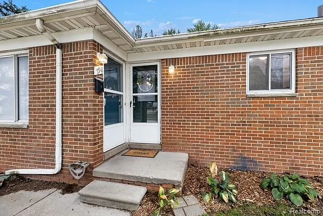 2 bed, 1.0 bath, 852 sqft, $1,600 — Photo 2