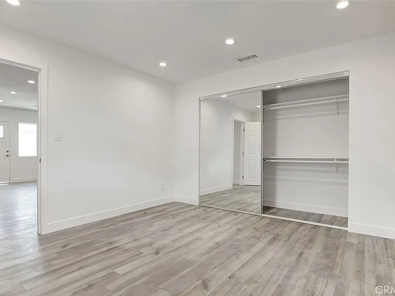 11326 Haskell Ave — Photo 11