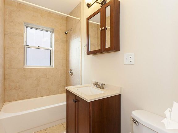 5th image of 955 W Cornelia Ave APT 1A