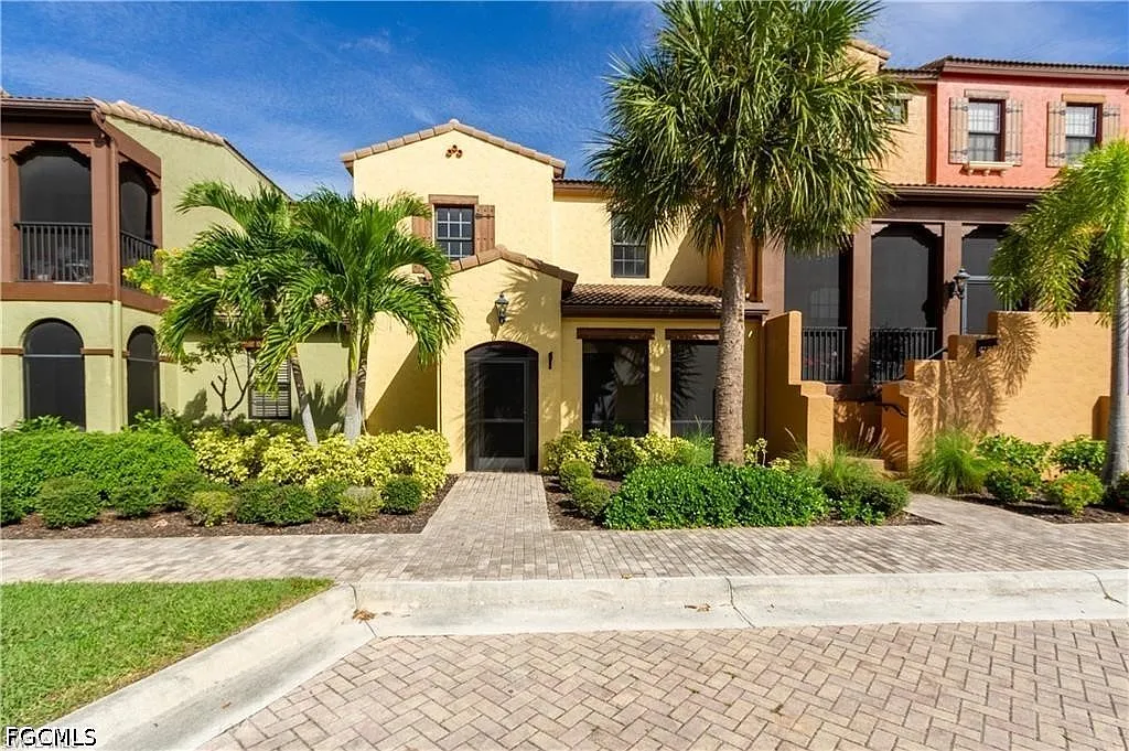 2 bed, 2.5 bath, 1361 sqft, $6,200 — Photo 2