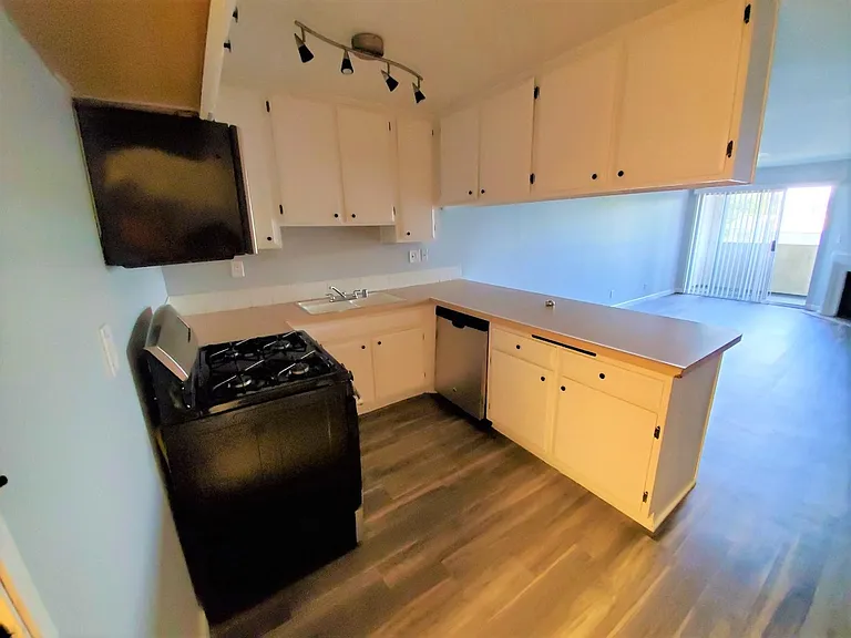 2558 S Sepulveda Blvd #11 — Photo 4