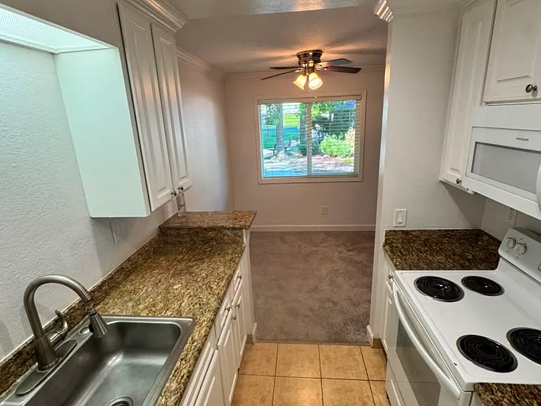 356 Robinson St #32 — Photo 2