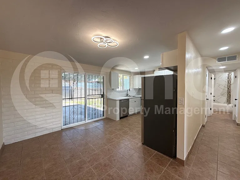 1846 W Caravelle Rd — Photo 6