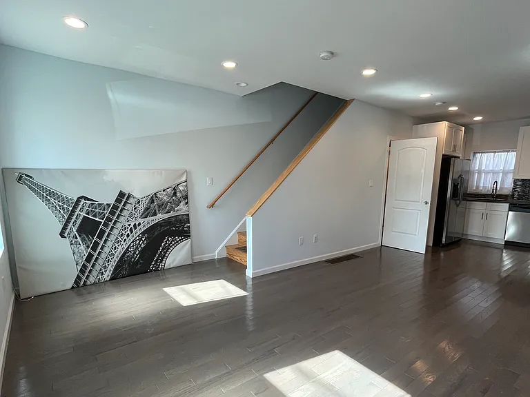 115 W Allen St — Photo 2
