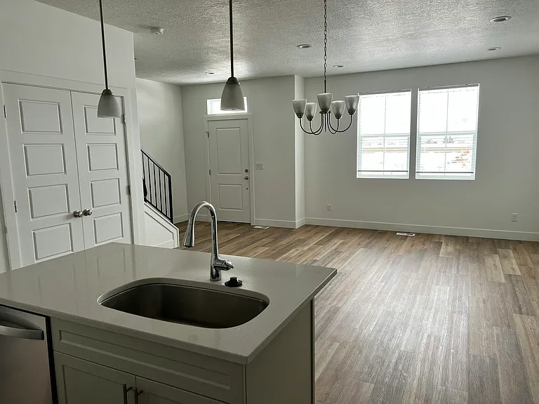 2025 S Sawmill Blvd — Photo 7