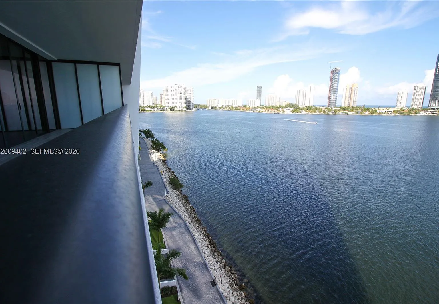 Prive Condo — Photo 4