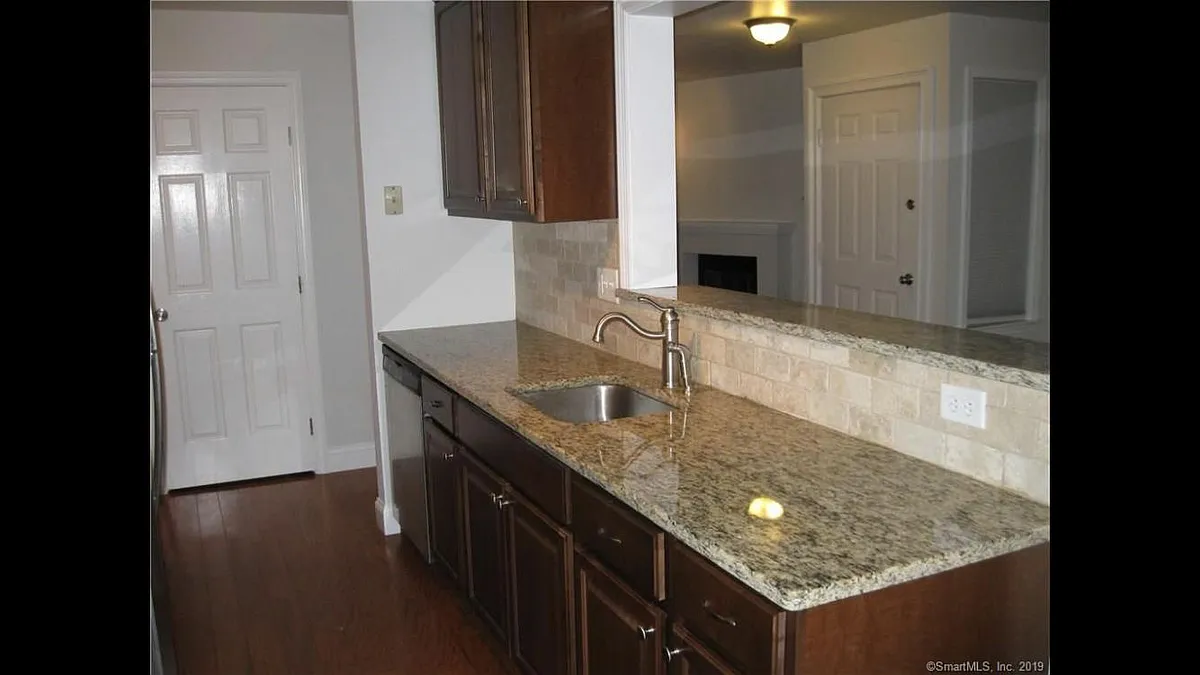 Building Photo - 20 E Pembroke Rd #71