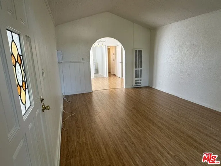 942 Havenhurst Dr — Photo 2