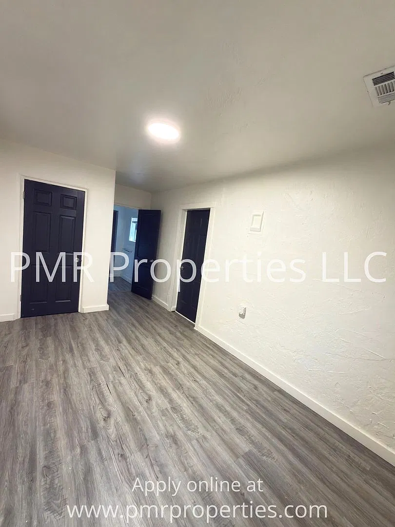 2 Bedroom/ 1 Bathroom House — Photo 4