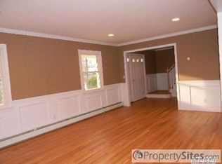 16 Stonewood Ln, Hampton Bays, NY 11946