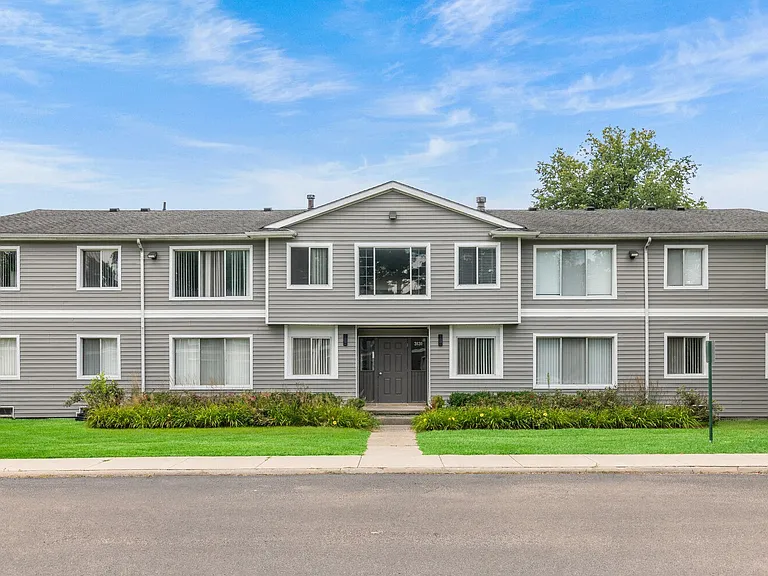 Bloomfield Square Apartments - Auburn Hills, MI — Photo 28