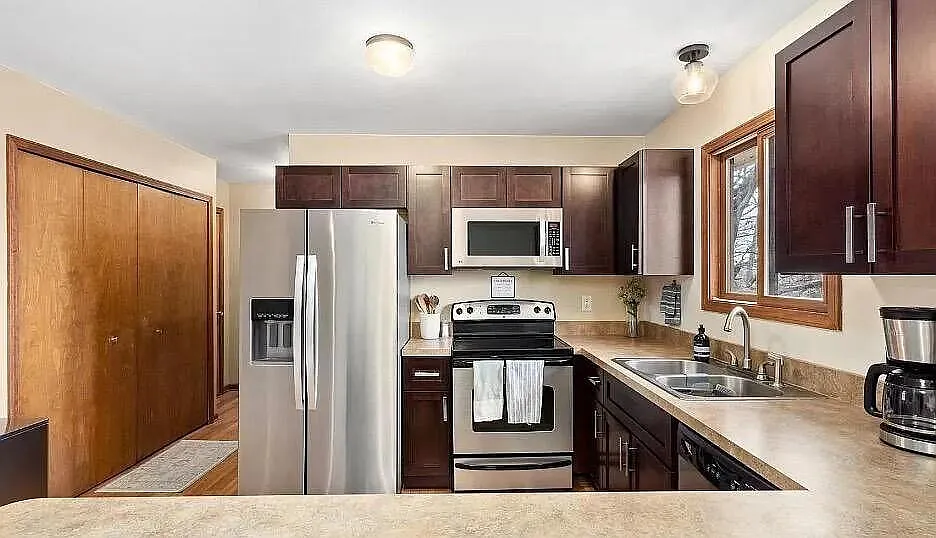 3 bed, 2.0 bath, 1465 sqft, $2,000 — Photo 4