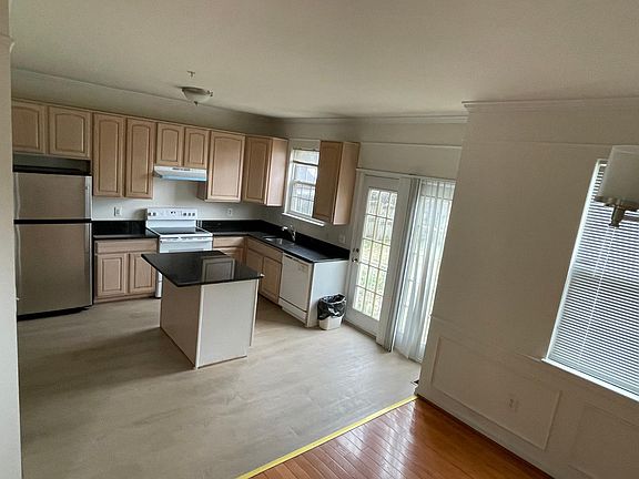 3rd image of 3208 Stanford St