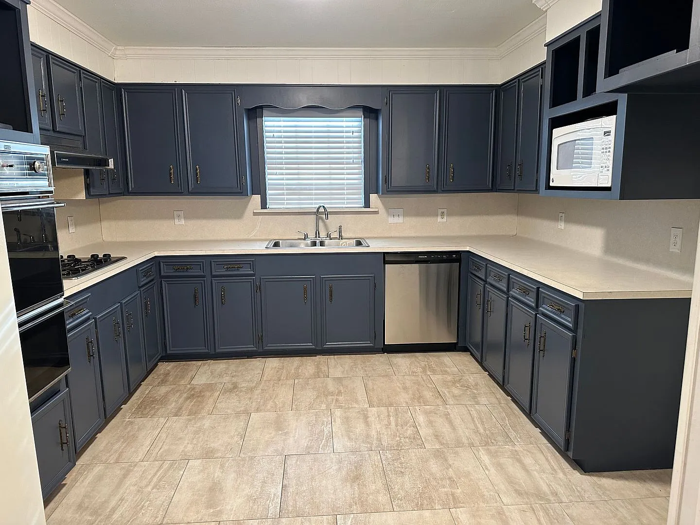 Rental in Groves, Tx — Photo 2