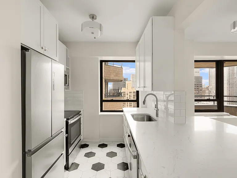 240 E 47th St #33A — Photo 5