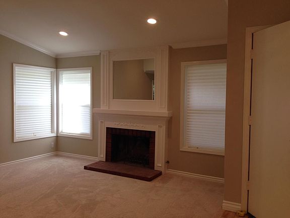 Living Room w Gas fireplace