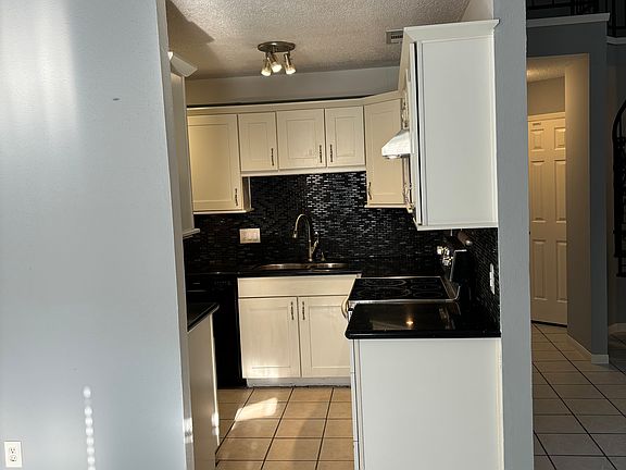 3rd image of 6907 Foxvalley Ln