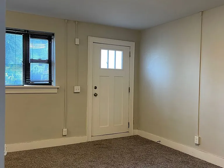 3302 Burt St — Photo 10