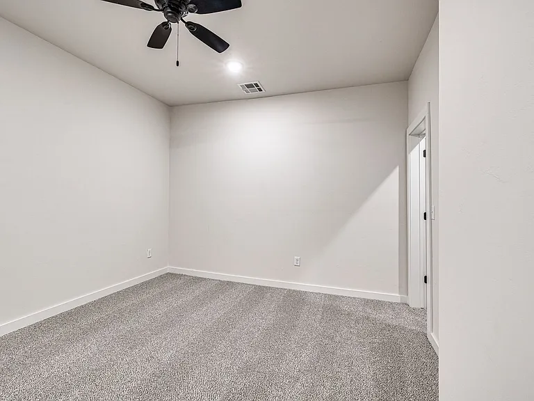 612 W 2nd St #100 — Photo 25