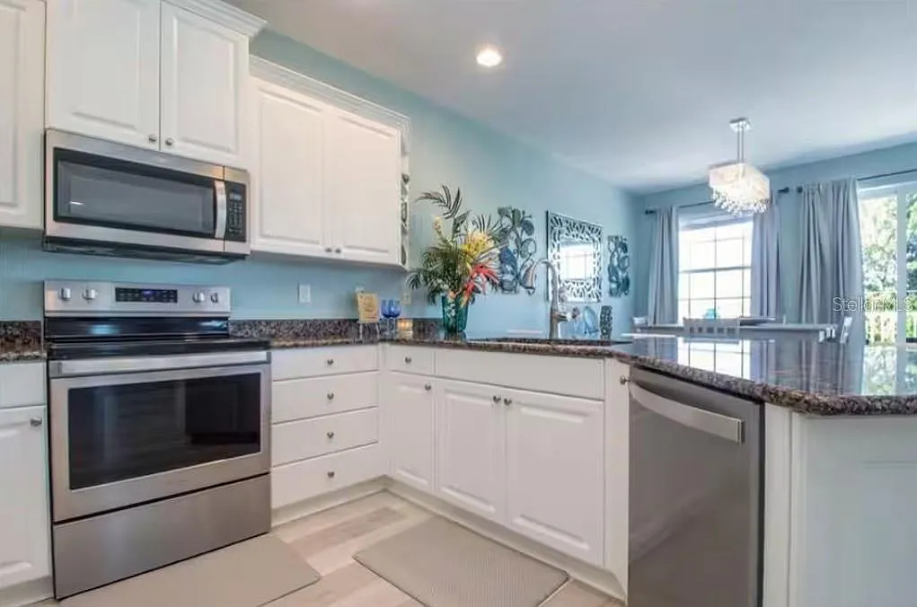 3 bed, 2.0 bath, 1698 sqft, $6,000 — Photo 4