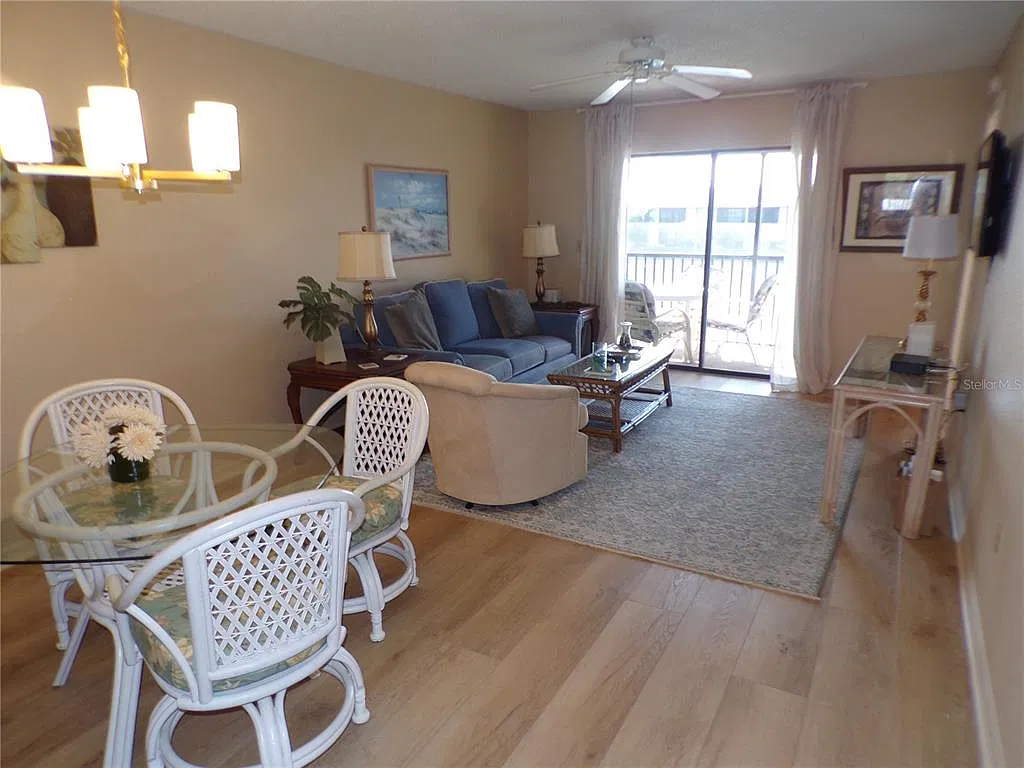 2 bed, 2.0 bath, 893 sqft, $2,200 — Photo 3