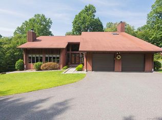 8 Round Hill Rd, Bridgewater, CT 06752