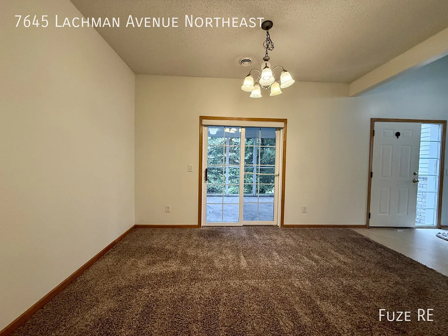 3BR/2.5BA End Unit Townhome w/3 Season Porch Available Now! — Photo 4