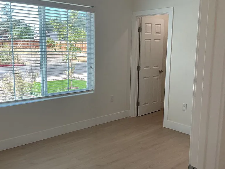 1505 Marshall Ln — Photo 6